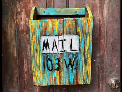 Ein rustikaler Briefkasten - Unsicherheiten durch A-Post Plus